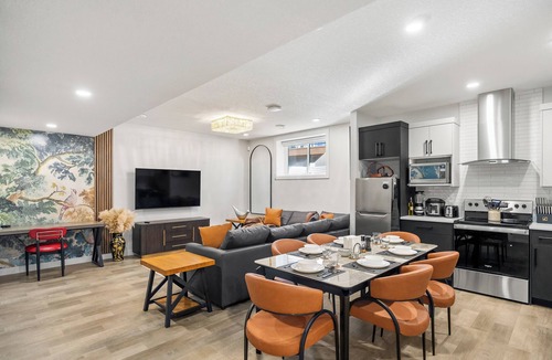 Southeast Calgary Apartment | King Bed, Full Kitchen, Self Check-In Free Parking, Family Dining, Washer Dryer