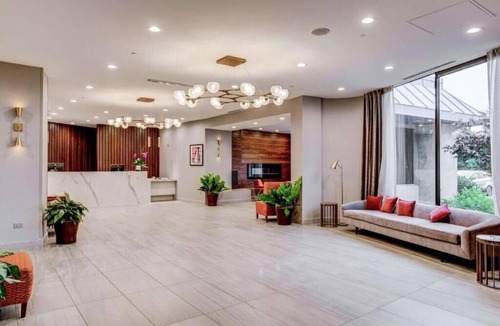 Oak Lawn Apartment | King Room Near Oak Lawn Ice Arena CHI
