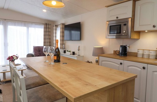 Evesham Cottage | KINGFISHER LODGE 36, family friendly, with a garden in Evesham