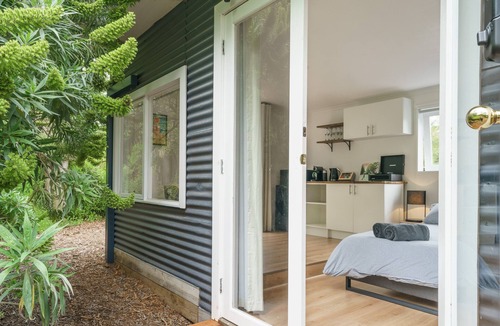 Tootgarook Apartment | La Cabine | Private studio 5 mins Peninsula Hot Springs, Golf, Beaches, Wineries