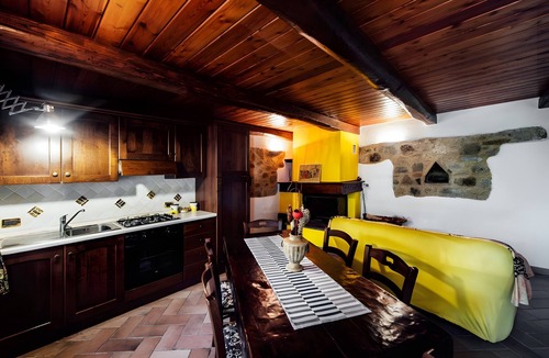 Castiglione d'Orcia Apartment | La Cantina Apartment - Agriturismo Il Noce in Val d'Orcia