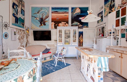 Vada Apartment | 'La Casa Degli Artisti' near the Beach with Private Garden & A/C