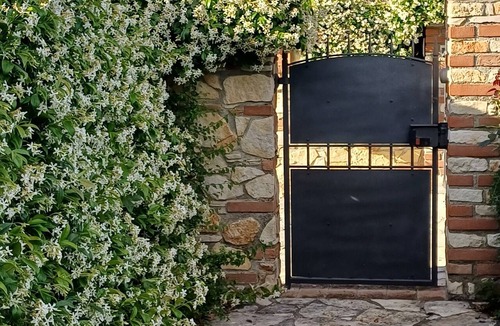 San Miniato Apartment | "La dolce pietra" Tourist Accommodation, nestled among the green hills of Samminiate