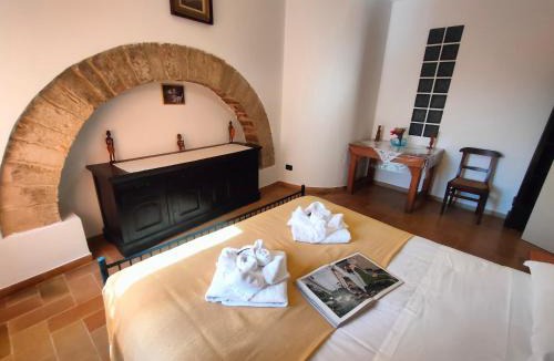 Assisi Apartment | La Suite di Santa Chiara by MyAssisiSuite - Dormi in una Casa del '400 - 125 mq, RARO PIANO TERRA - 3 Veri Letti Matrimoniali, Zero Divani Letto - LIVE CHECK-IN, No Key Box, 3 Real Beds, Jacuzzi - Mówimy po polsku