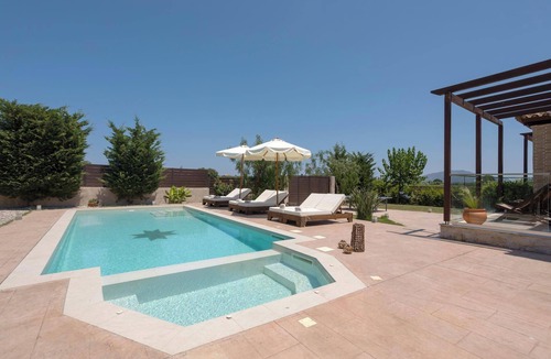 Neromilos Villa | La Vite - Three Bedroom Villa, Sleeps 6