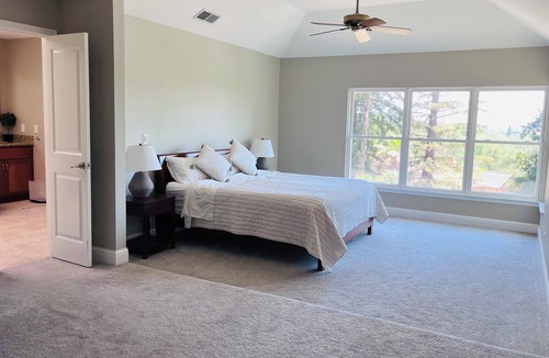 Granite Bay Resort | Lake access relaxing resort for family and group retreat.