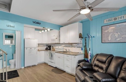 Oak Harbor Condo | Lake Erie 2-bedroom condo with pool