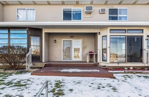 Oak Harbor Condo | Lake Erie 2-bedroom condo with pool
