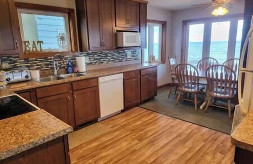 Oak Harbor House | Lake Erie Water Front Home Private Beach w/Tower