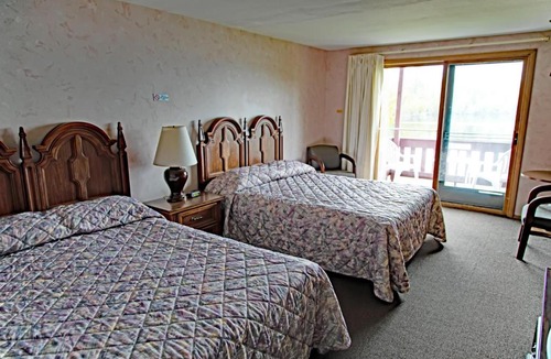 Copper Harbor Hotel | Lake Fanny Hooe Resort-2 Bed With Balcony #12 Hotel Room