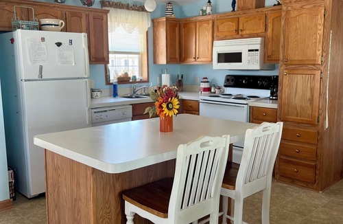 Oak Harbor House | Lake Front Cottage Perfect for Fisherman, Birders, and Family Vacations.