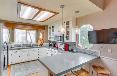 Crestline Cottage | Lake, Trails & Slopes! Family Cottage in Crestline