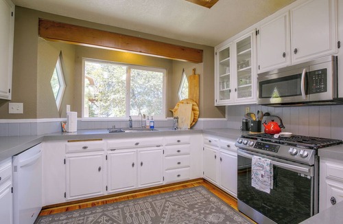 Crestline Cottage | Lake, Trails & Slopes! Family Cottage in Crestline