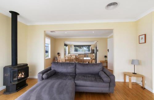 Lake Tyers Beach House | Lake Tyers Beach House - Spacious Coastal Escape