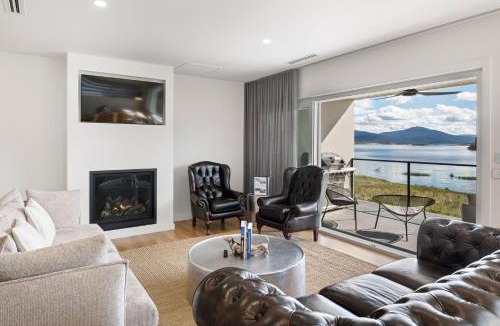 East Jindabyne House | Lake Villavista - 4BR Luxury Townhouse l Pet Friendly l Lake Views l WiFi l BBQ