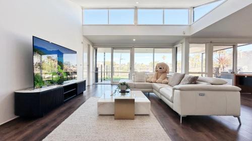 Patterson Lakes House | Lakefront 6B4B House by GoodLive