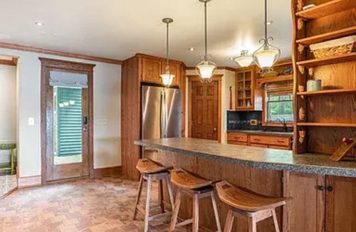 Six Lakes House | Lakefront Charming 3-bedroom house at Six Lakes with AC and Heat