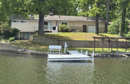 Paw Paw House | Lakefront, private bar- pet friendly