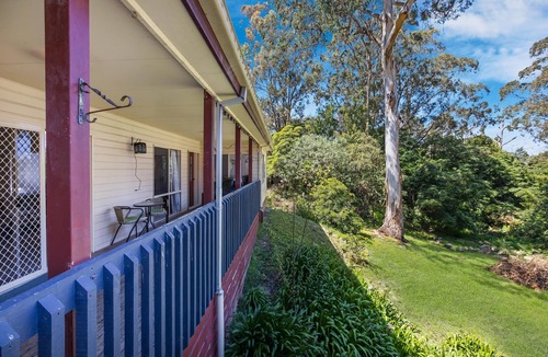 Lakes Entrance House | Lakes Edge: Situated in a quiet corner of Lakes Entrance