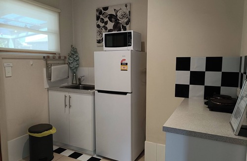 Lakes Entrance House | Lakes Guest House: Unit with private entrance sleeps 8