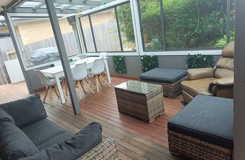 Lakes Entrance House | Lakes Guest House: Unit with private entrance sleeps 8