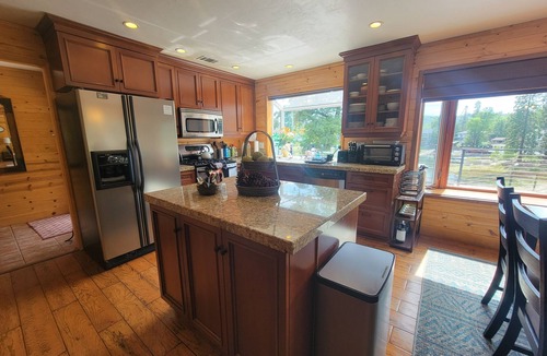 Bass Lake Cabin | Lakeside Cozy Cabin Close to Pines Village & 13 miles to Yosemite South Entrance