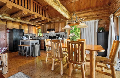 Jones House | Lakeside Log Cabin Kayaking, Fishing, Sunsets