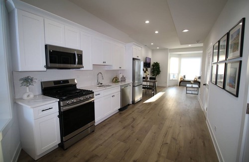 North Kenwood Condo | Lakeside Retreat: Charming Greystone Near Downtown