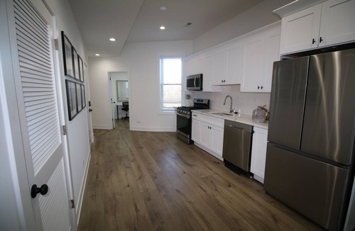 North Kenwood Condo | Lakeside Retreat: Charming Greystone Near Downtown