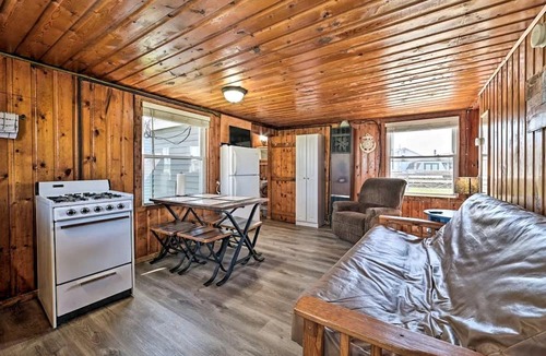 Houghton Lake Cabin | Lakeside Retreat with Fire Pit & Pet-Friendly Escape in Houghton Lake, Michigan