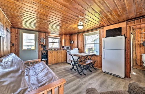 Houghton Lake Cabin | Lakeside Retreat with Fire Pit & Pet-Friendly Escape in Houghton Lake, Michigan