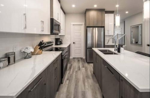 Lynnwood Ridge House | Large 3BR w AC! FREE Banff Pass, Netflix, Parking!