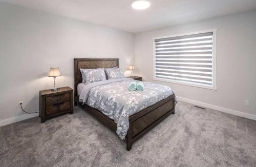 Lynnwood Ridge House | Large 3BR w AC! FREE Banff Pass, Netflix, Parking!