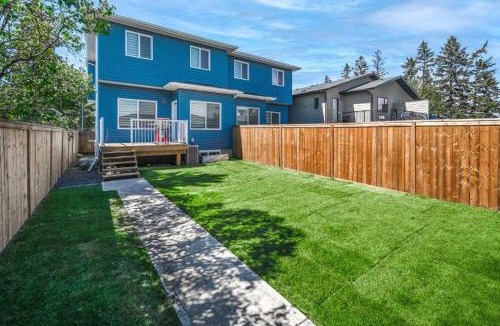 Lynnwood Ridge House | Large 3BR w AC! FREE Banff Pass, Netflix, Parking!
