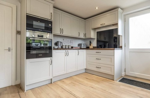 Bourton-on-the-Water Cottage | Large Cottage - Studio Bourton - Sleeps10 - Garden