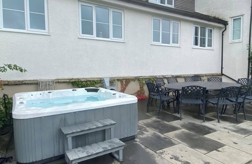 Chepstow House | Large Countryside House sleeps 17 stunning views ,hot tub and Games Rm