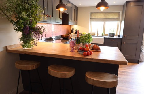 Quedgeley Cottage | Large Luxury Barn in Cotswolds | Sleeps 8