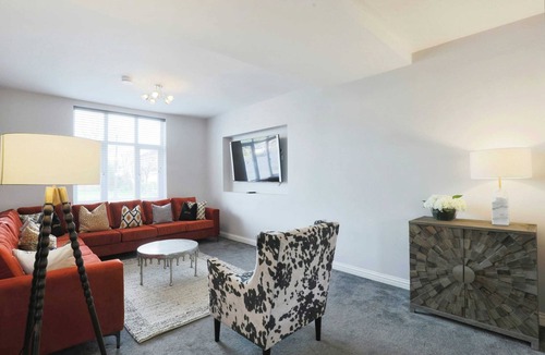 Barnt Green House | Large Luxury Home in Solihull - Sleeps 14, near NEC & BHX