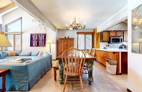 Mammoth Lakes Condo | Large Rustic & Bright Home. Pool & Tennis Court On-site, Near Restaurants