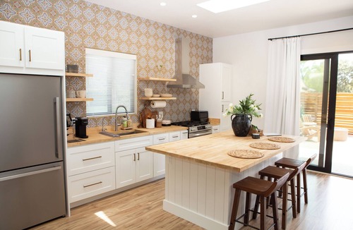 Los Olivos Cottage | Lasso Lodge ~ Walking distance to wine tastings and restaurants! King size bed