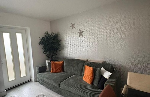 Shirley House | Lavish 4BR House with 2 Bathrooms and 1 WC ideal for Families, Professionals and Relocators near NEC, BHX, HS2 and JLR with Travel Cot, Pets Allowed and Free Parking - The Home Makers Hub