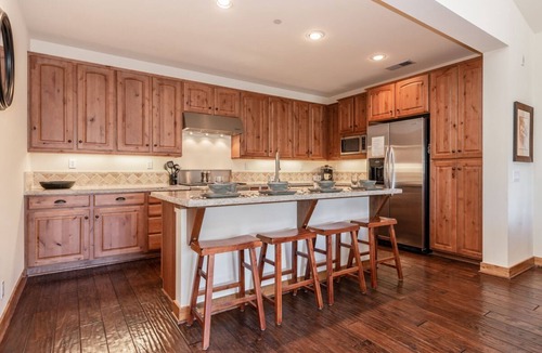 Mammoth Lakes House | Light-filled Townhome with Amazing Mountain Views!