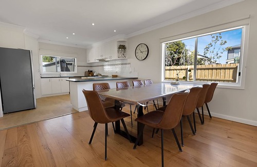 Lakes Entrance House | Lilly G: Nestled just 250 meters from the scenic Lakes Entrance shoreline