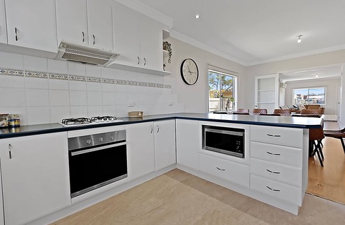 Lakes Entrance House | Lilly G: Nestled just 250 meters from the scenic Lakes Entrance shoreline