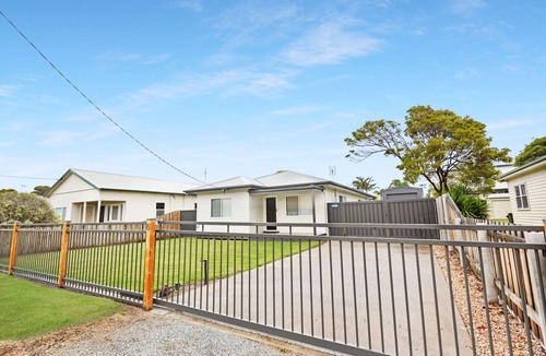 Lakes Entrance House | Lilly G: Nestled just 250 meters from the scenic Lakes Entrance shoreline