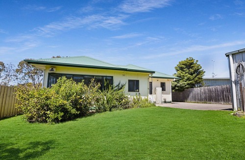 Lakes Entrance House | Linger Longer: Fresh Coastal Escape Opposite the Lakes Entrance Golf Course