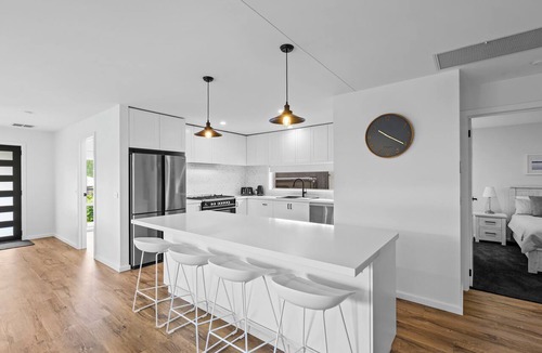 Mansfield House | Links Golf Retreat: Modern Family Retreat in Central Location