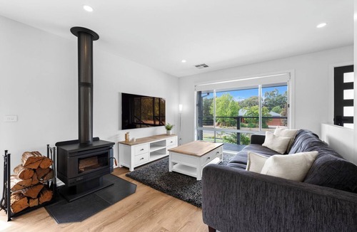 Mansfield House | Links Golf Retreat: Modern Family Retreat in Central Location