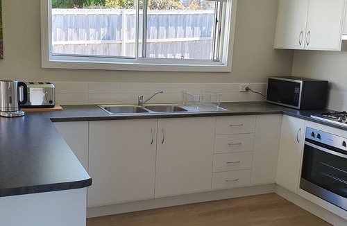 Lakes Entrance House | Listen to the waves break at "Turf&Surf"! Walk to golf course and ocean beaches