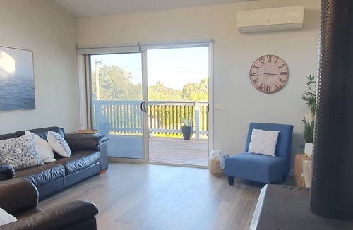 Lakes Entrance House | Listen to the waves break at "Turf&Surf"! Walk to golf course and ocean beaches